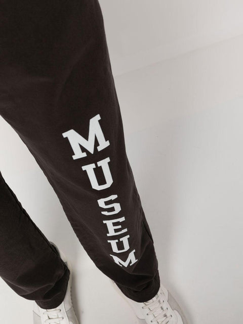 Pantalone tuta MOPQFA2211 VARSITYBROWN MUSEUM OF PEACE AND QUIET