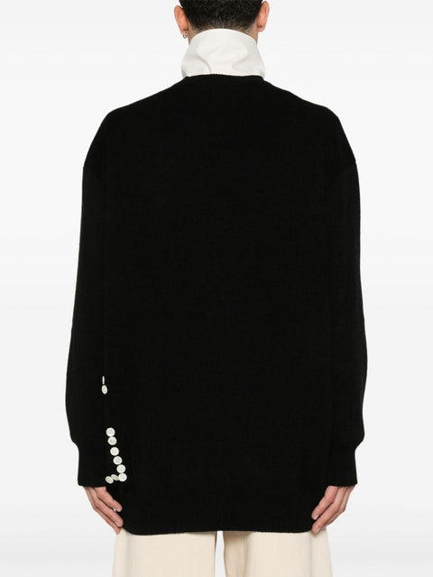 Maglione con bottoni decorativi